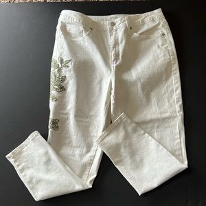 Universal Threads White High Rise Cropped Skinny Jeans W/Olive  Embroidery